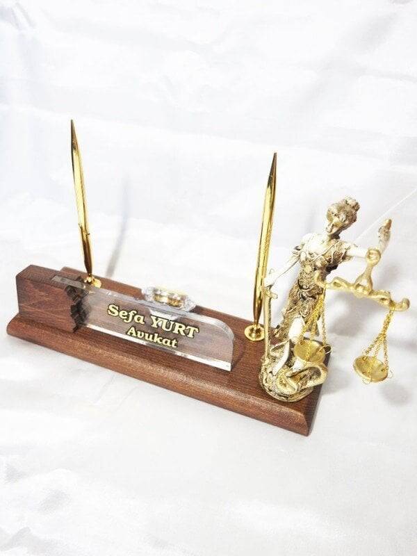 Adalet Heykelli Masa İsimliği - 1
