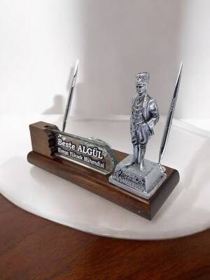 Atatürk Heykelli Masa İsimliği