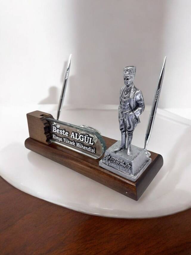 Atatürk Heykelli Masa İsimliği - 1