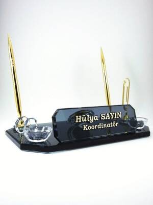 İki Kalemli Siyah Cam Kristal Masa İsimliği