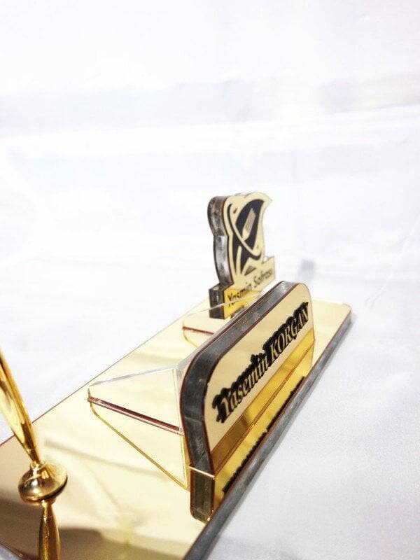 Logoya özel tasarım masa isimliği - 1