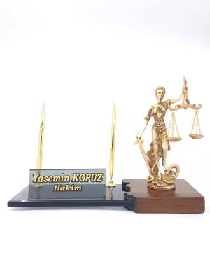 VIP Adalet Heykelli Kristal Masa İsimliği